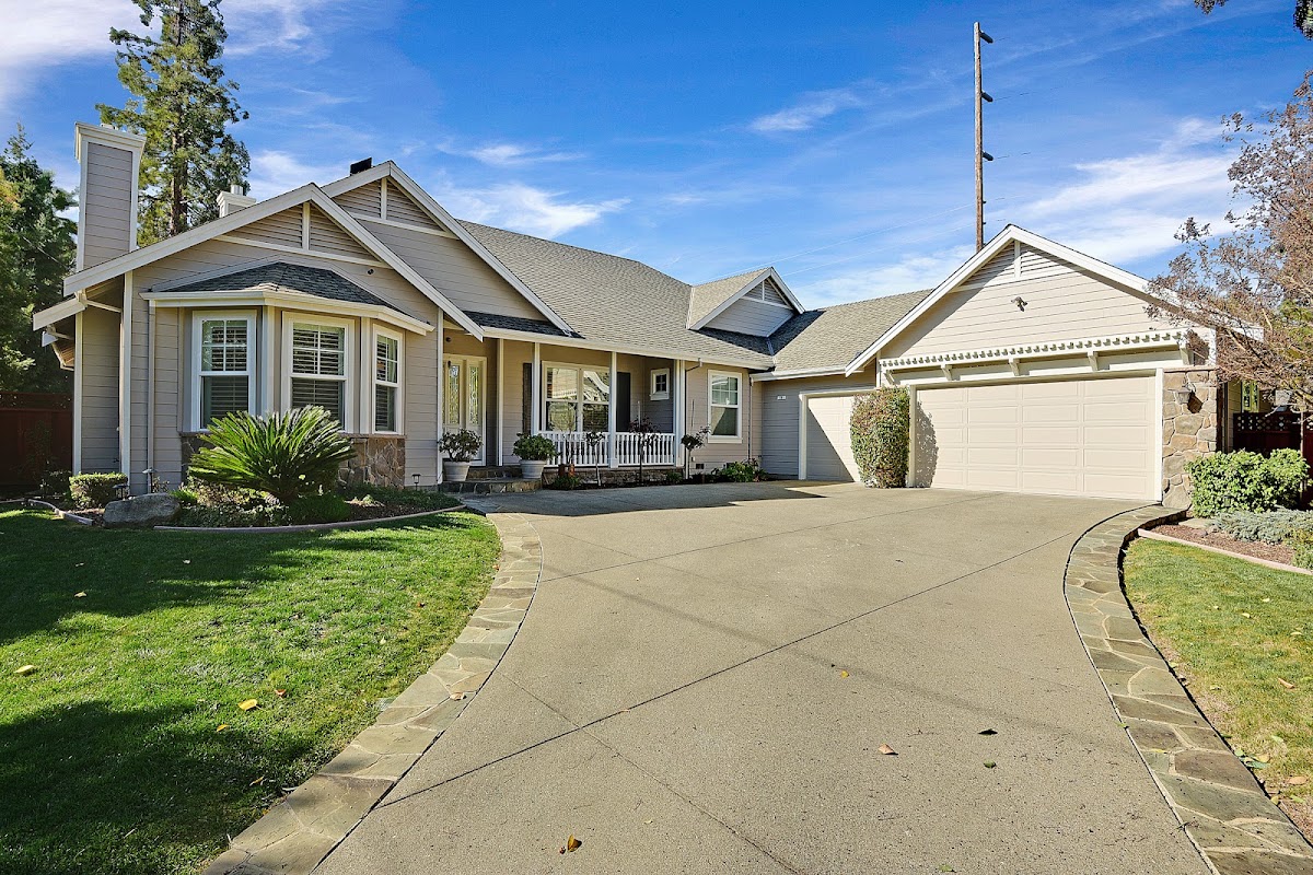 Johnnick Porcuna REALTOR