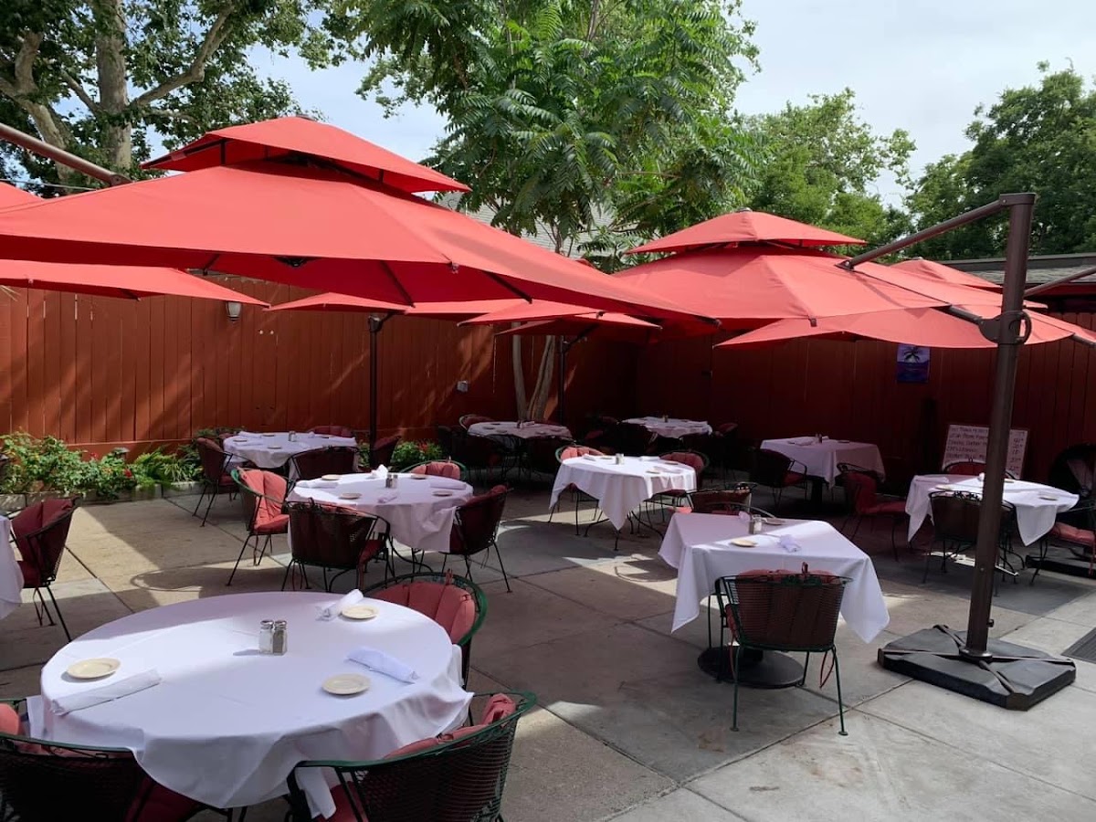 Cap's Oak Street Bar & Grill — Fine Dining Restaurant in Brentwood, CA