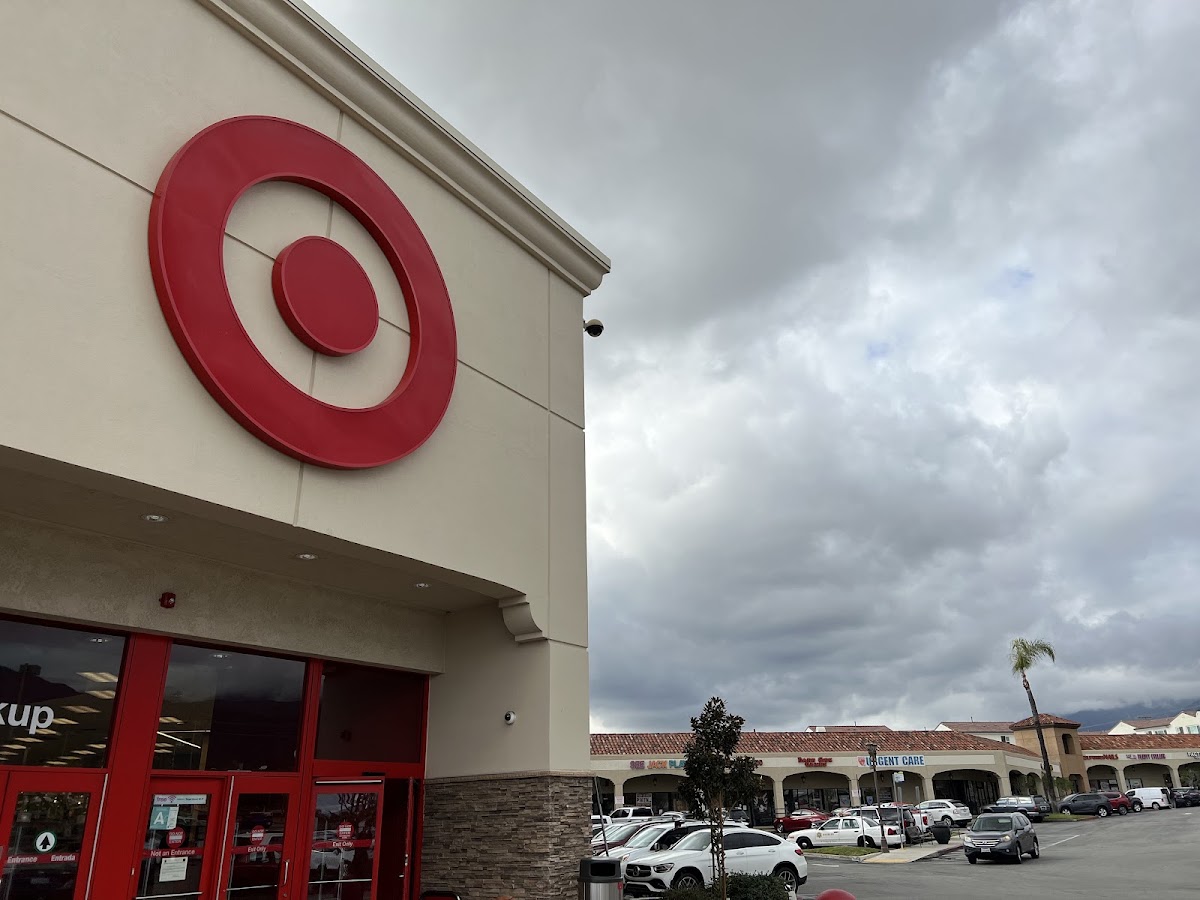 Select barrel jeans at Target Duarte