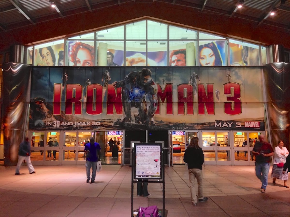 AMC Bay Street 16 — Movie Theater in Emeryville, CA (photo 2 of 3)