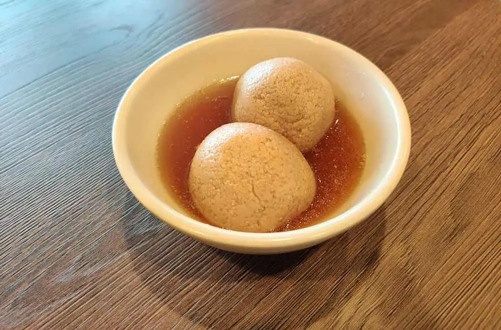 Nolen Gurer Roshogolla at Bongo's
