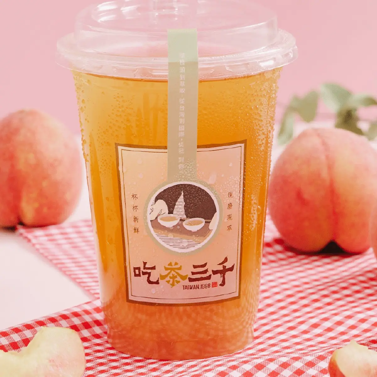 Iced Peach Green Tea 蜜桃松針冰茶 at Chicha San Chen 吃茶三千