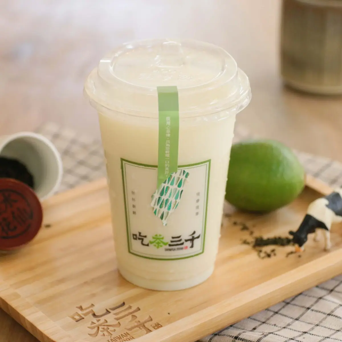 Osmanthus Oolong Tea with Cream 水仙桂花 + 皇家厚奶 at Chicha San Chen 吃茶三千