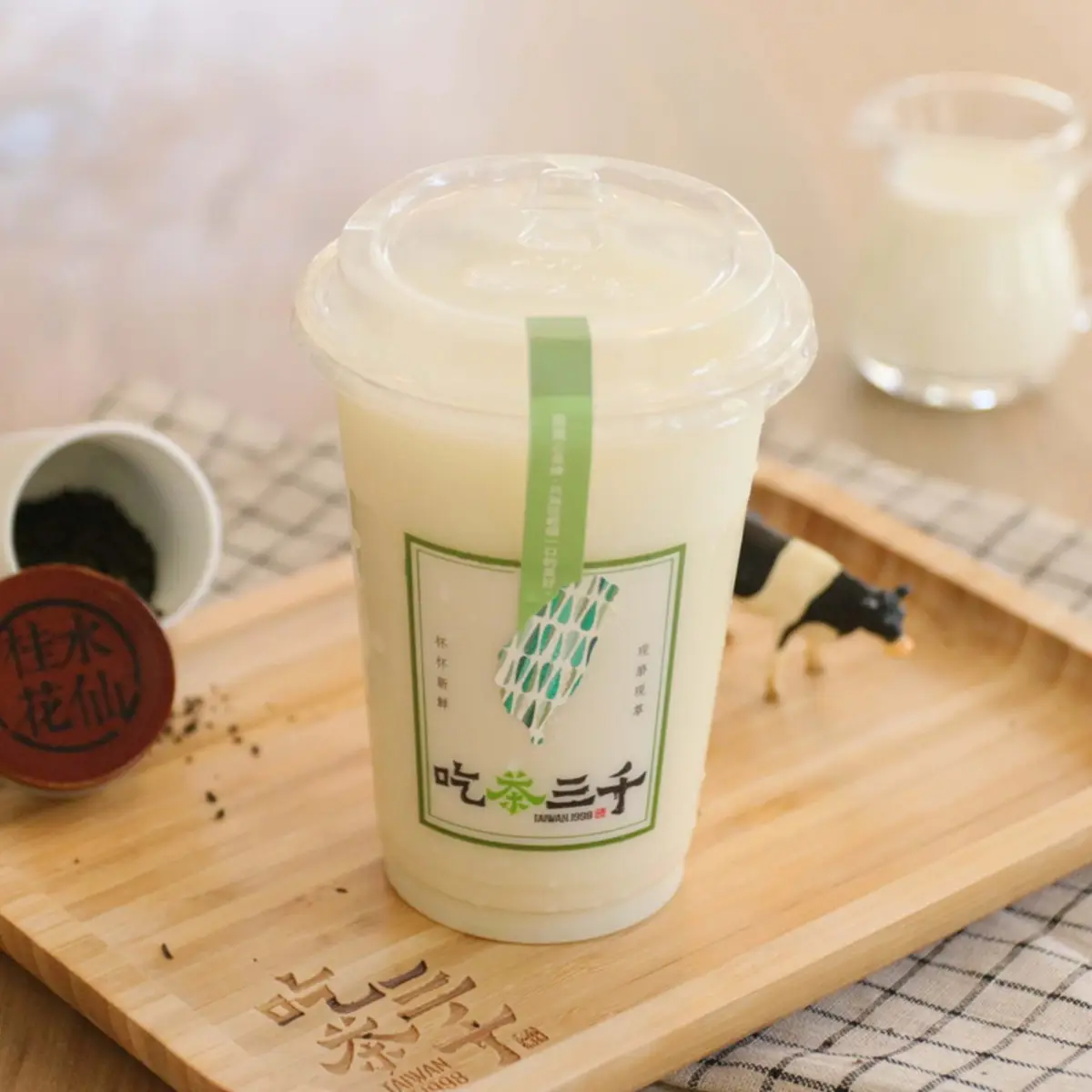 Osmanthus Oolong Tea with Organic Milk 水仙桂花 + 有機鮮奶 at Chicha San Chen 吃茶三千