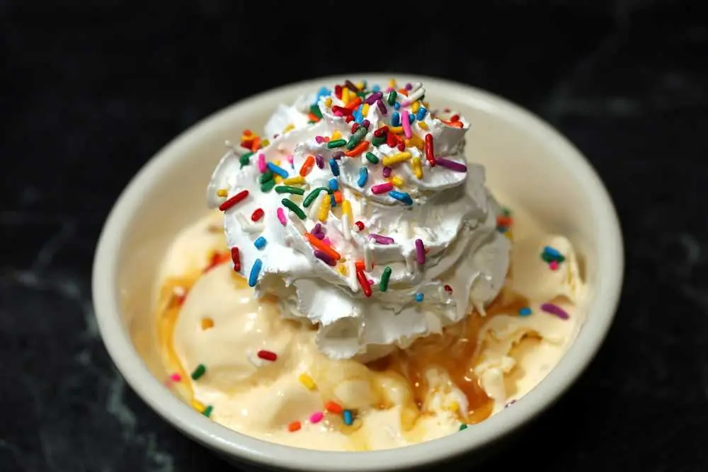 Ice Cream Sundae 🍨🍒 at Skillet'z Cafe