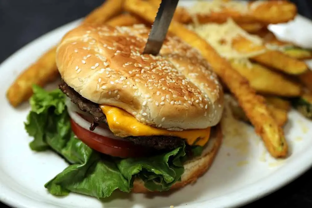 Skillet'z Burger 🍔 (Cheeseburger) at Skillet'z Cafe