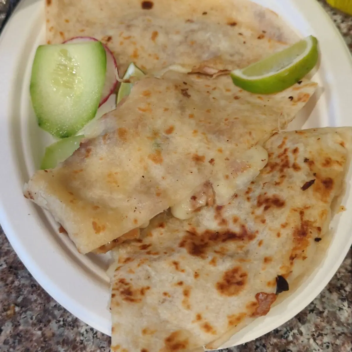 Quesadilla Regular de Pollo / Regular Chicken Quesadilla at Taco Los 3 paisas