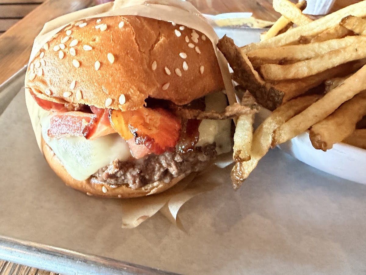 The Hub — American Restaurant in San Anselmo, CA (photo 3 of 3)